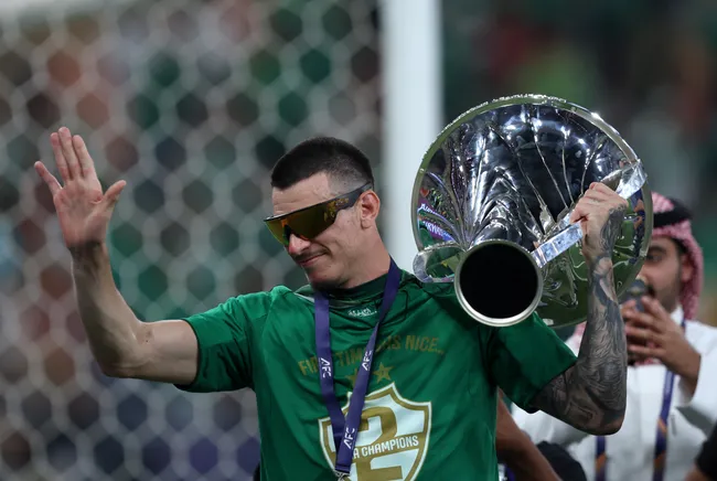 Roger Ibañez, do Al Ahli, comemora com o troféu após a vitória da equipe na partida final da Champions League Elite. (Photo by Yasser Bakhsh/Getty Images)
