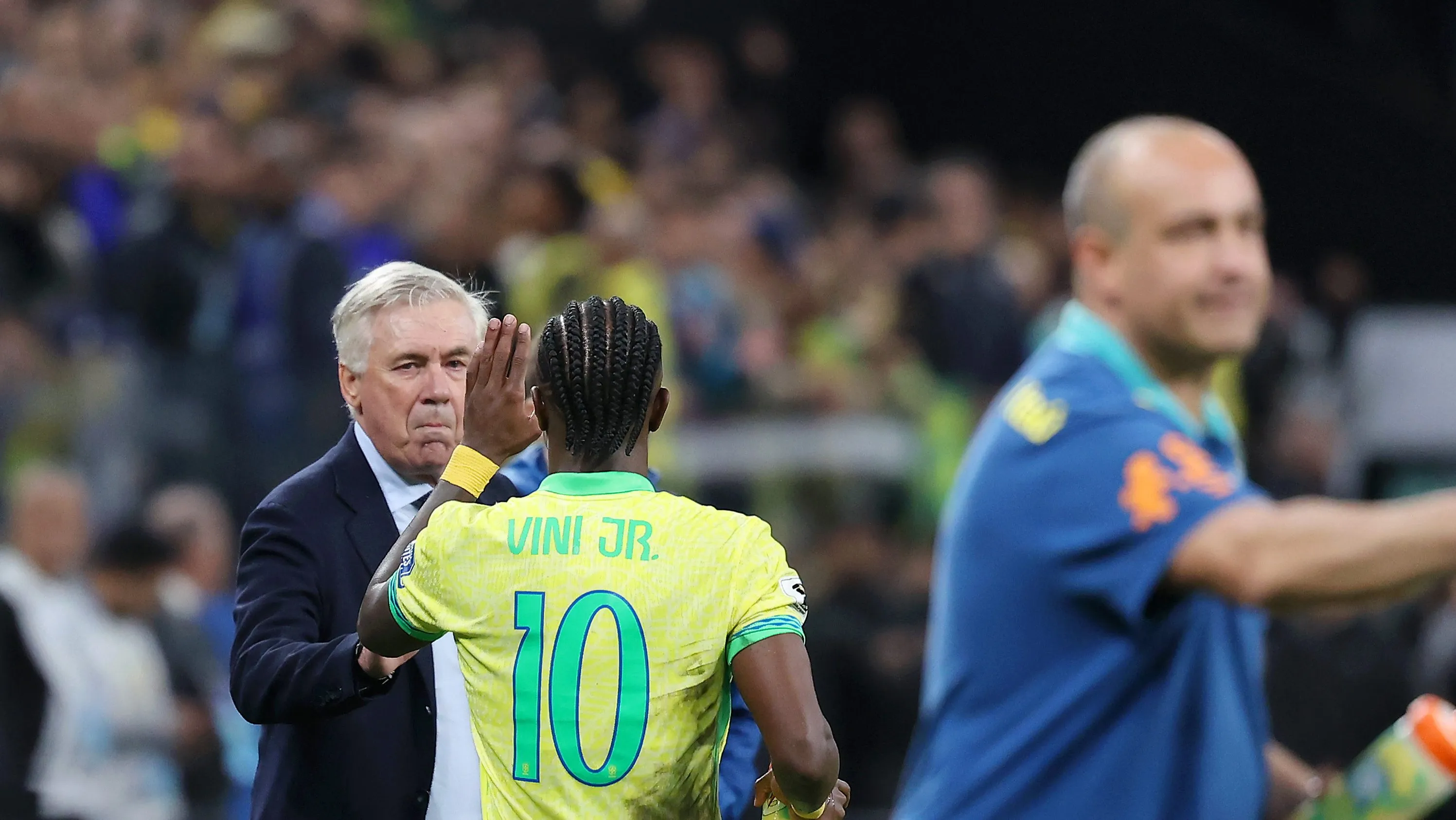 Foto: Wagner Meier/Getty Images – Vinícius Júnior cumprimentando Ancelotti após substituição.