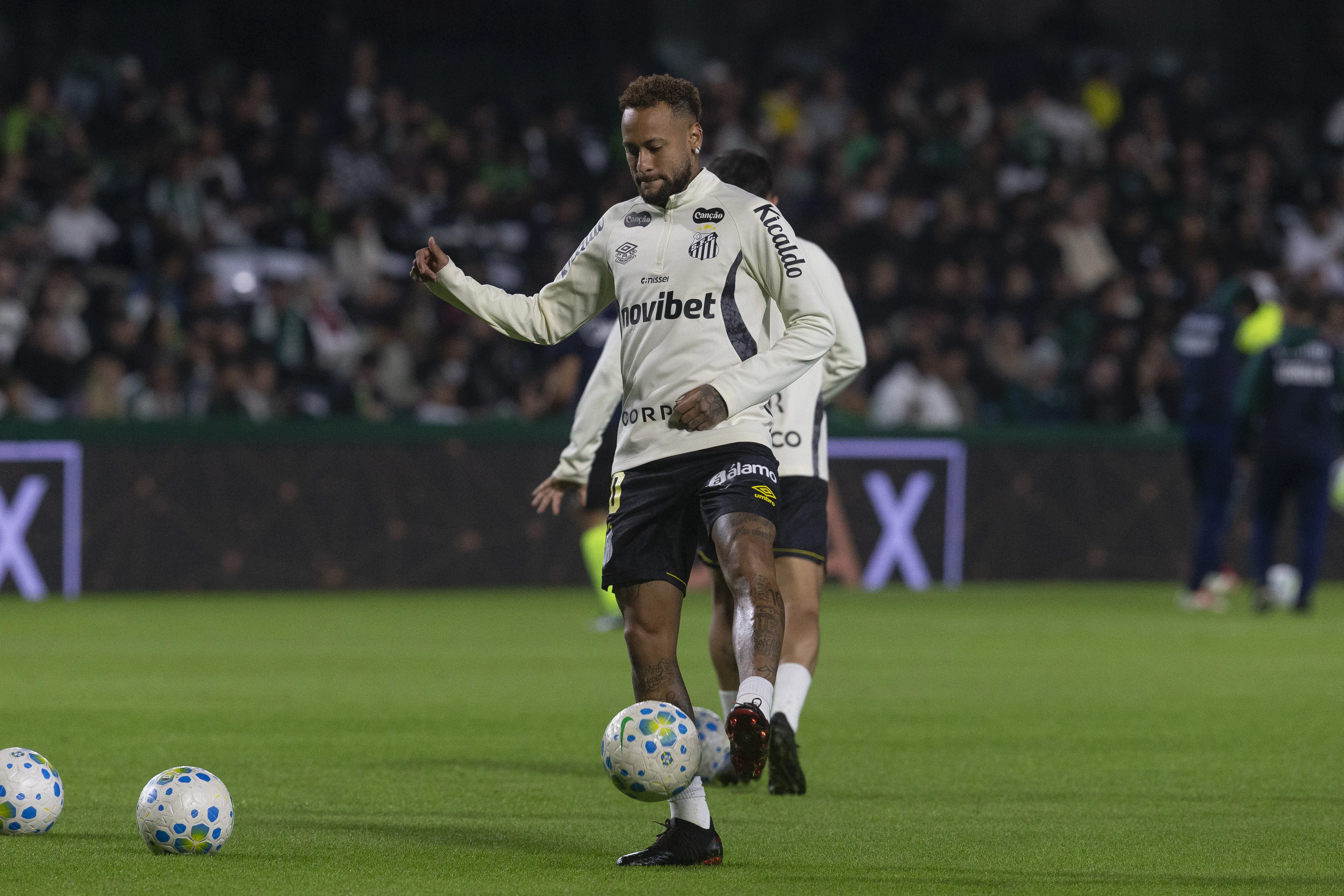 Neymar jogador do Santos durante aquecimento antes da partida contra o Coritiba. Foto: Hedeson Alves/AGIF