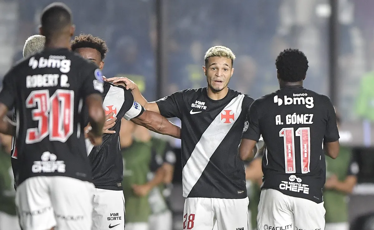 Vasco vence o Barracas Central com brilho de Adson e avança aos playoffs da Copa Sul-Americana