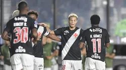 Jogadores do Vasco comemoram gol marcado por Adson