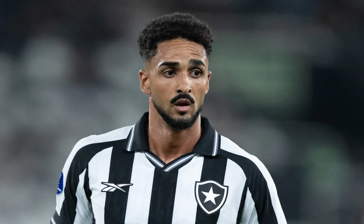 Chris Ramos marca contra, mas ajuda Botafogo a vencer Caracas por 3 a 1