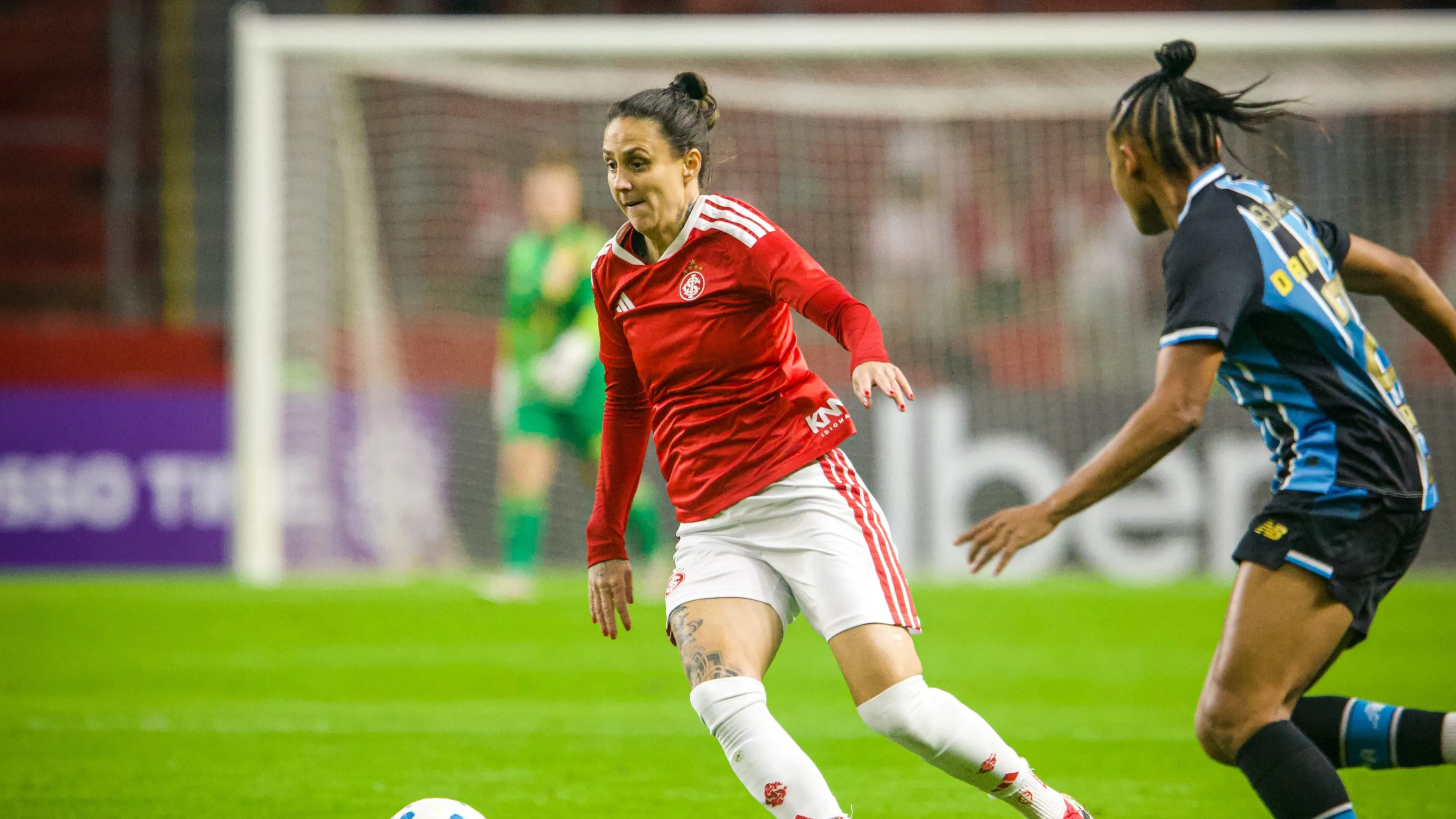 Jogadoras do Internacional e Grêmio em jogo pela Copa do Brasil Feminina