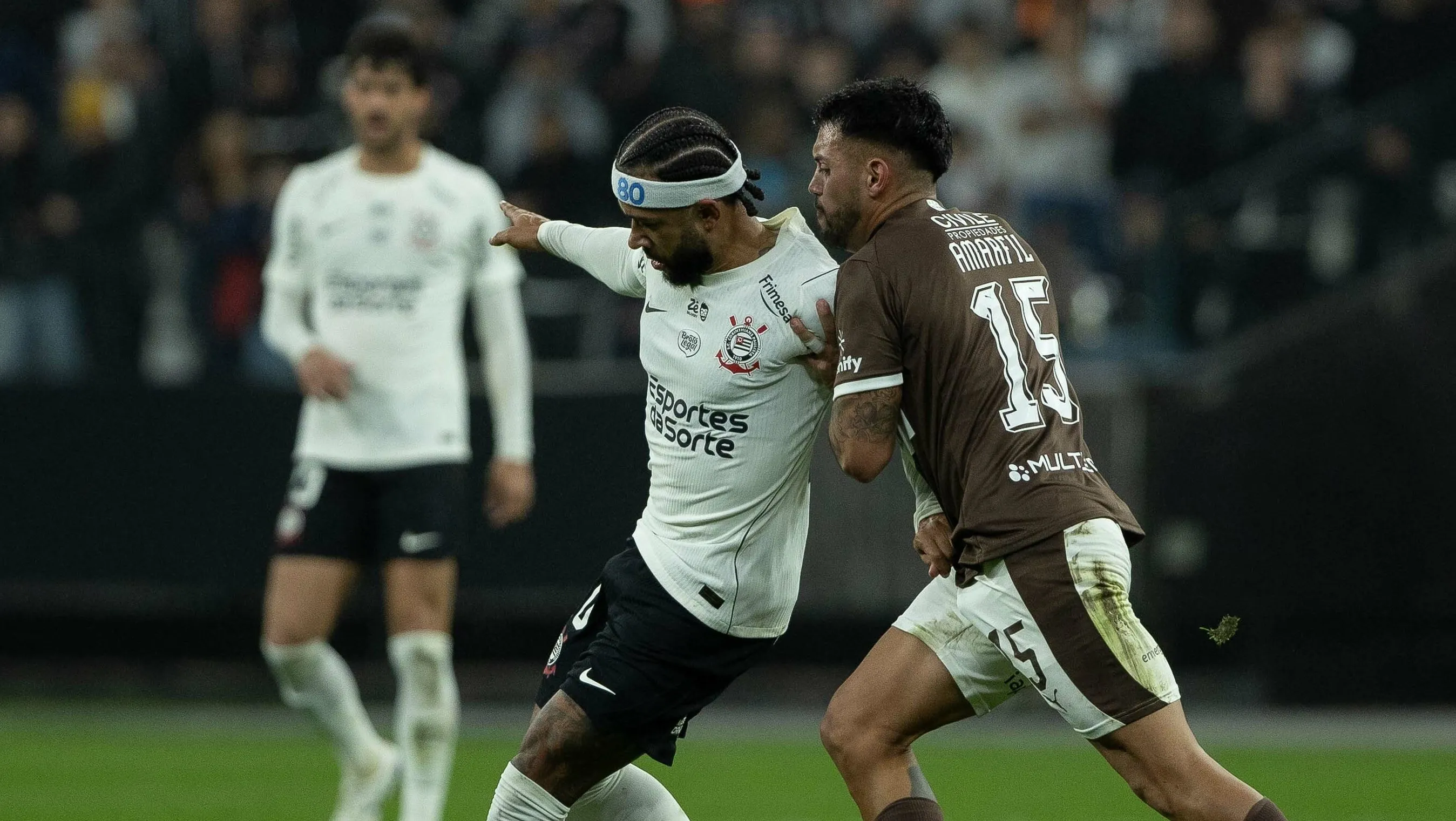 Memphis Depay do Corinthians durante partida contra o Platense. Foto: Joisel Amaral/AGIF