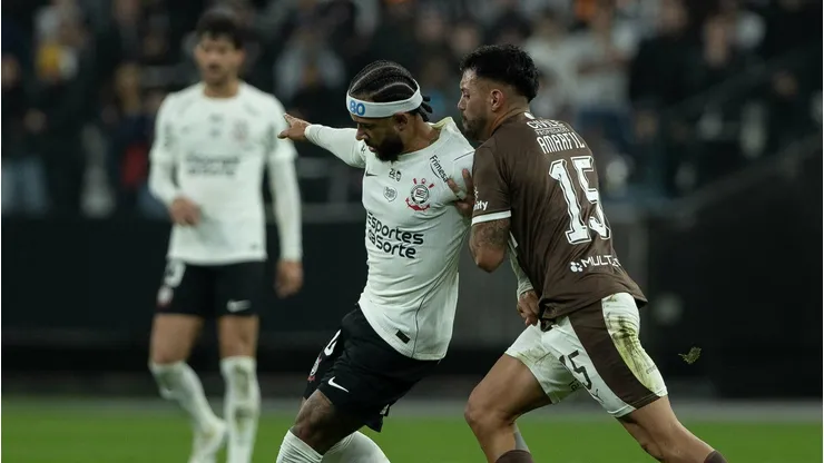 Memphis Depay do Corinthians durante partida contra o Platense. Foto: Joisel Amaral/AGIF