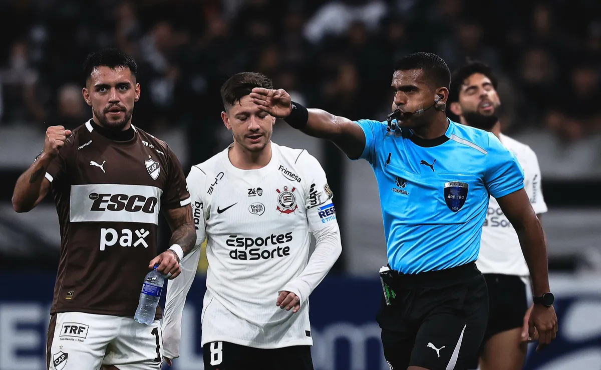 VAR confirma pênalti de Garro em Corinthians x Platense