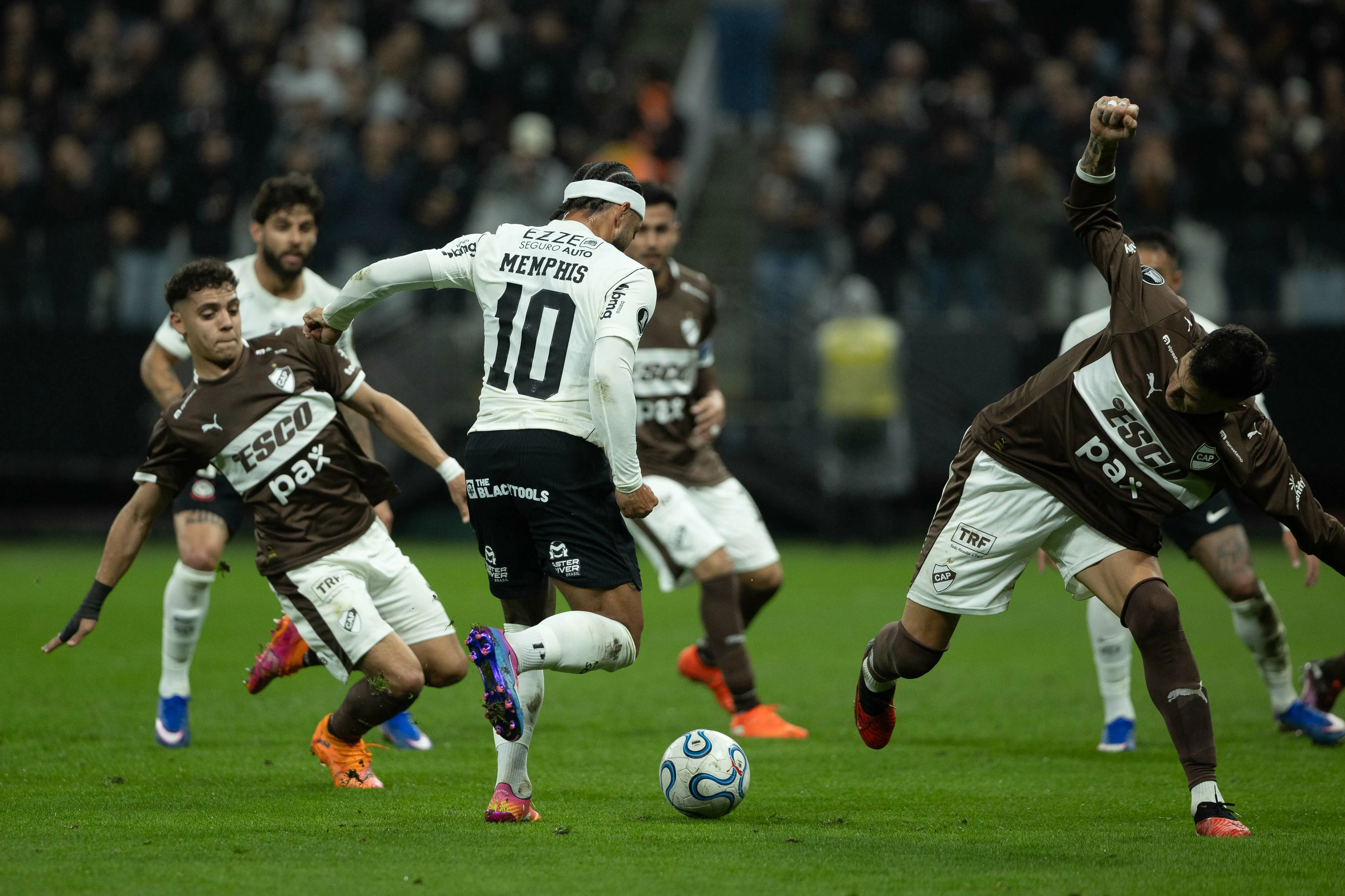 Memphis volta a ser titular contra a Platense. Foto: Joisel Amaral/AGIF