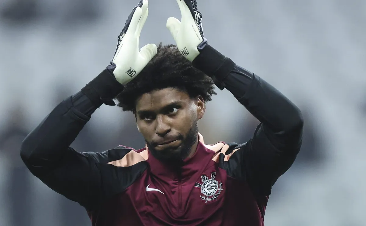 Hugo Souza recebe decisão no vestiário do Corinthians e tem apoio do elenco