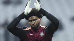Hugo Souza não vive um bom momento com a camisa do Corinthians Foto: Alexandre Schneider/Getty Images