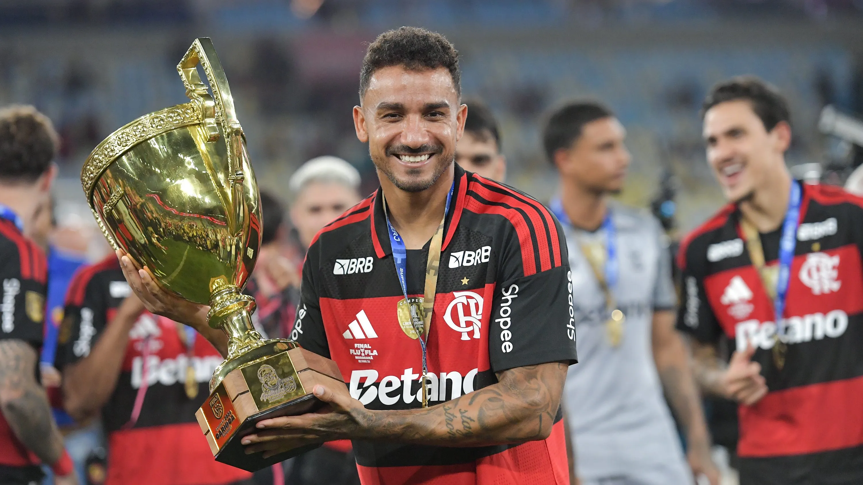 Danilo com a taça de campeão do Campeonato Carioca de 2026 – Foto: Thiago Ribeiro/AGIF