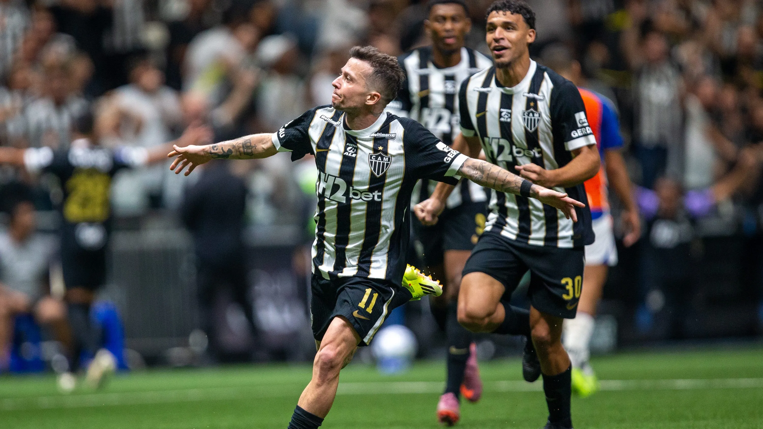 Bernard comemora seu gol durante partida contra o Puerto Cabello na Arena MRV pela Copa Sul-Americana 2026. Foto: Fernando Moreno/AGIF