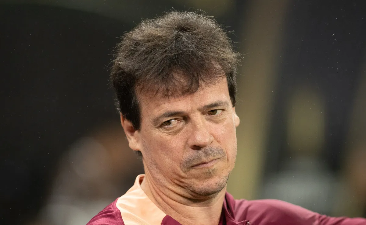 Diniz mantém confiança em Hugo Souza após erros na Libertadores: “Goleiro do ciclo da Copa”