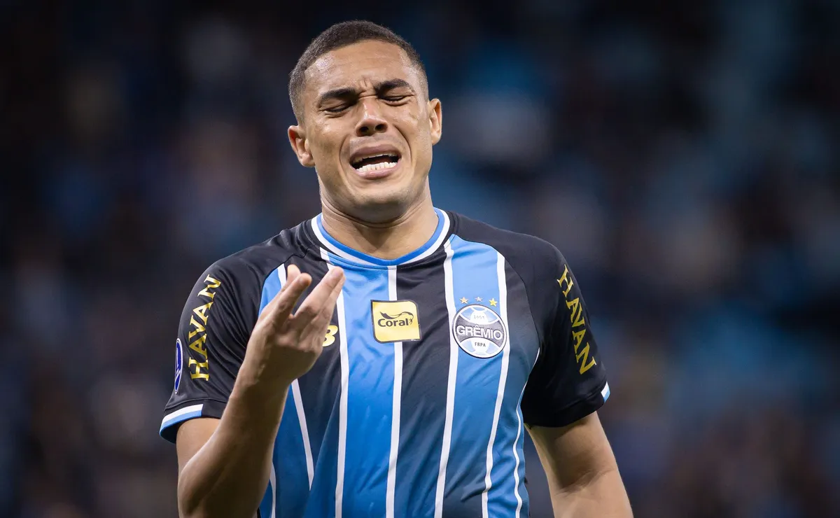 Carlos Vinícius alcança marca histórica na Arena e vira símbolo de indignação no Grêmio