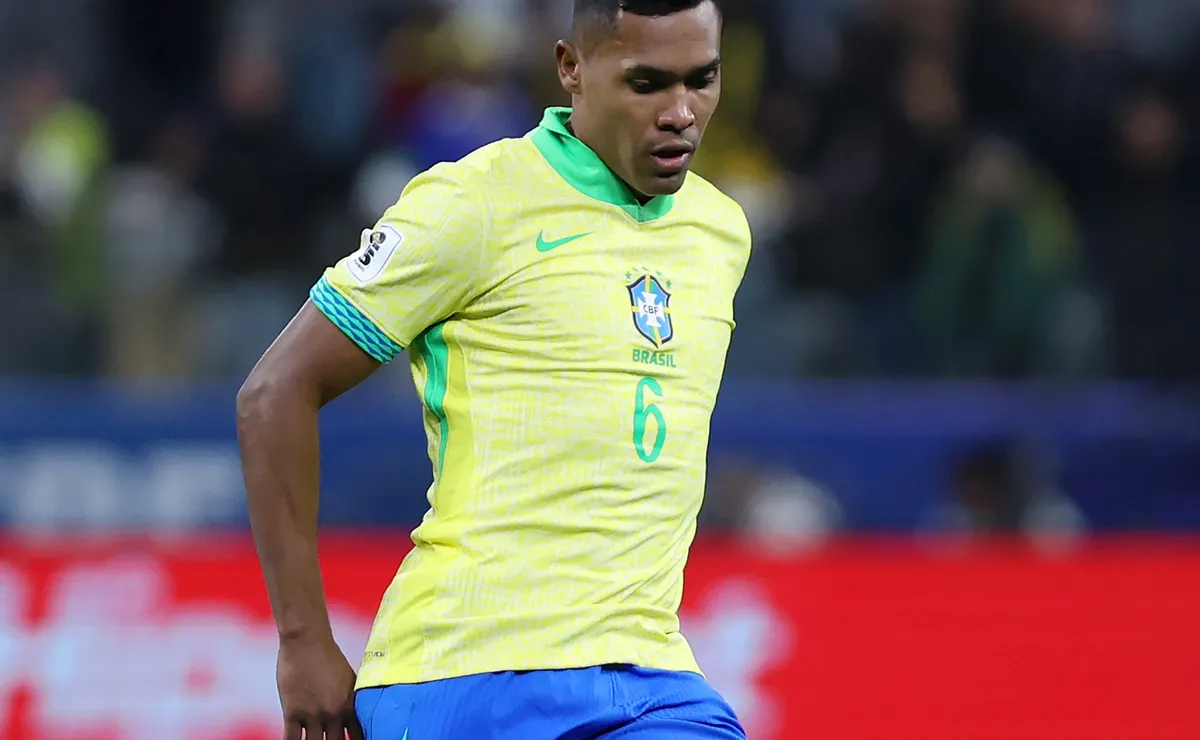 Ancelotti promove disputa entre Alex Sandro e Douglas Santos na Seleção
