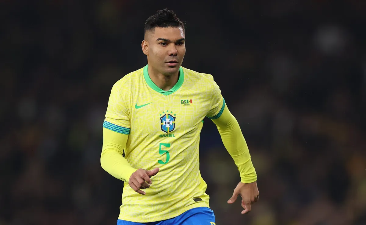 Casemiro dá forte entrada em Endrick durante treino da Seleção Brasileira