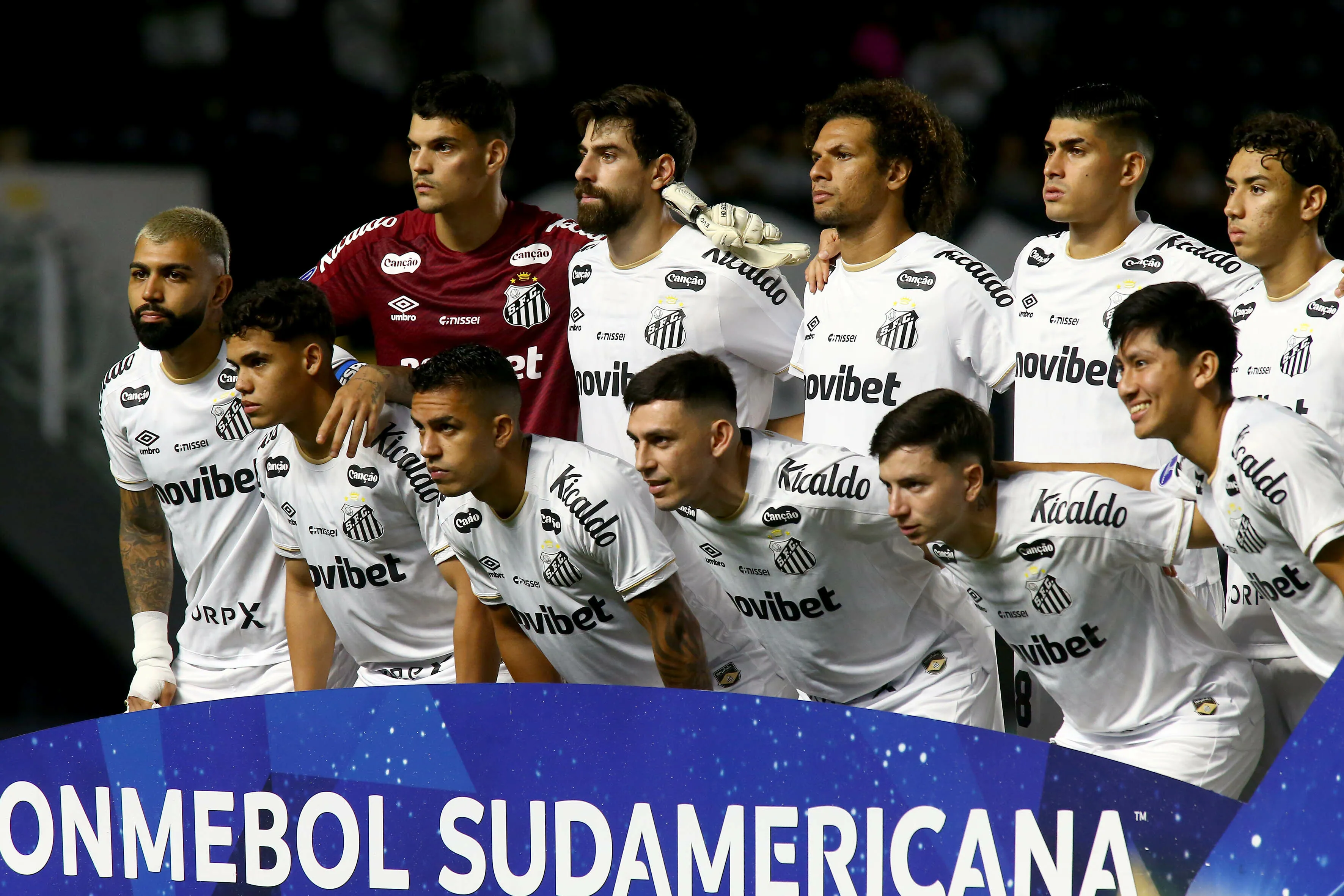 SP – SANTOS – 26/05/2026 – COPA SUL-AMERICANA 2026, SANTOS X DEPORTIVO CUENCA – Jogadores do Santos posam para foto antes na partida contra Deportivo Cuenca no estadio Vila Belmiro pelo campeonato Copa Sul-Americana 2026. Foto: Mauricio De Souza/AGIF