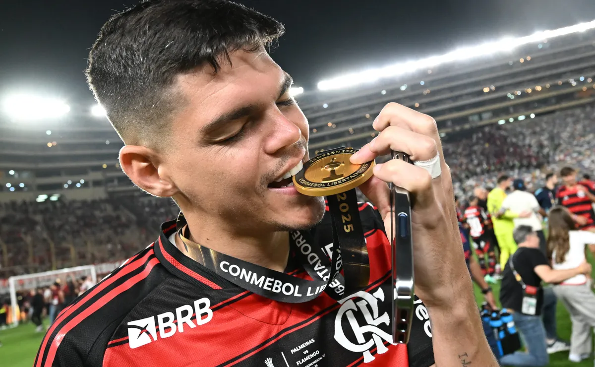 Flamengo descarta liberar Ayrton Lucas para o Santos, informa jornalista