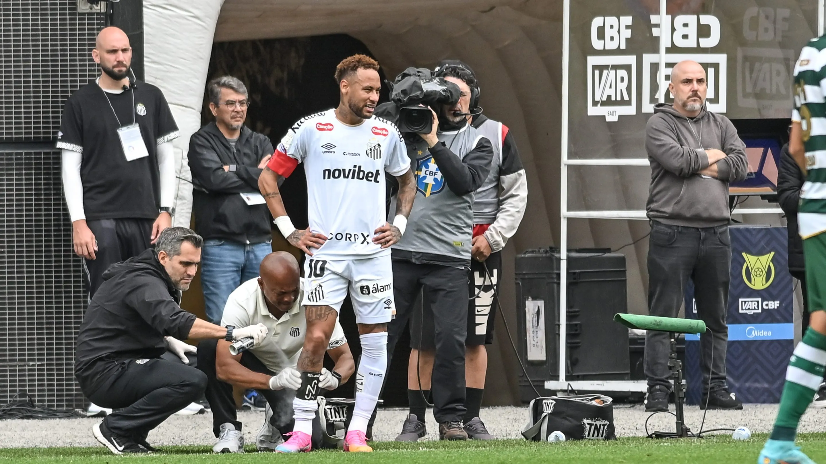 Neymar lesionou diante do Coritiba - Foto: Jota Erre/AGIF.