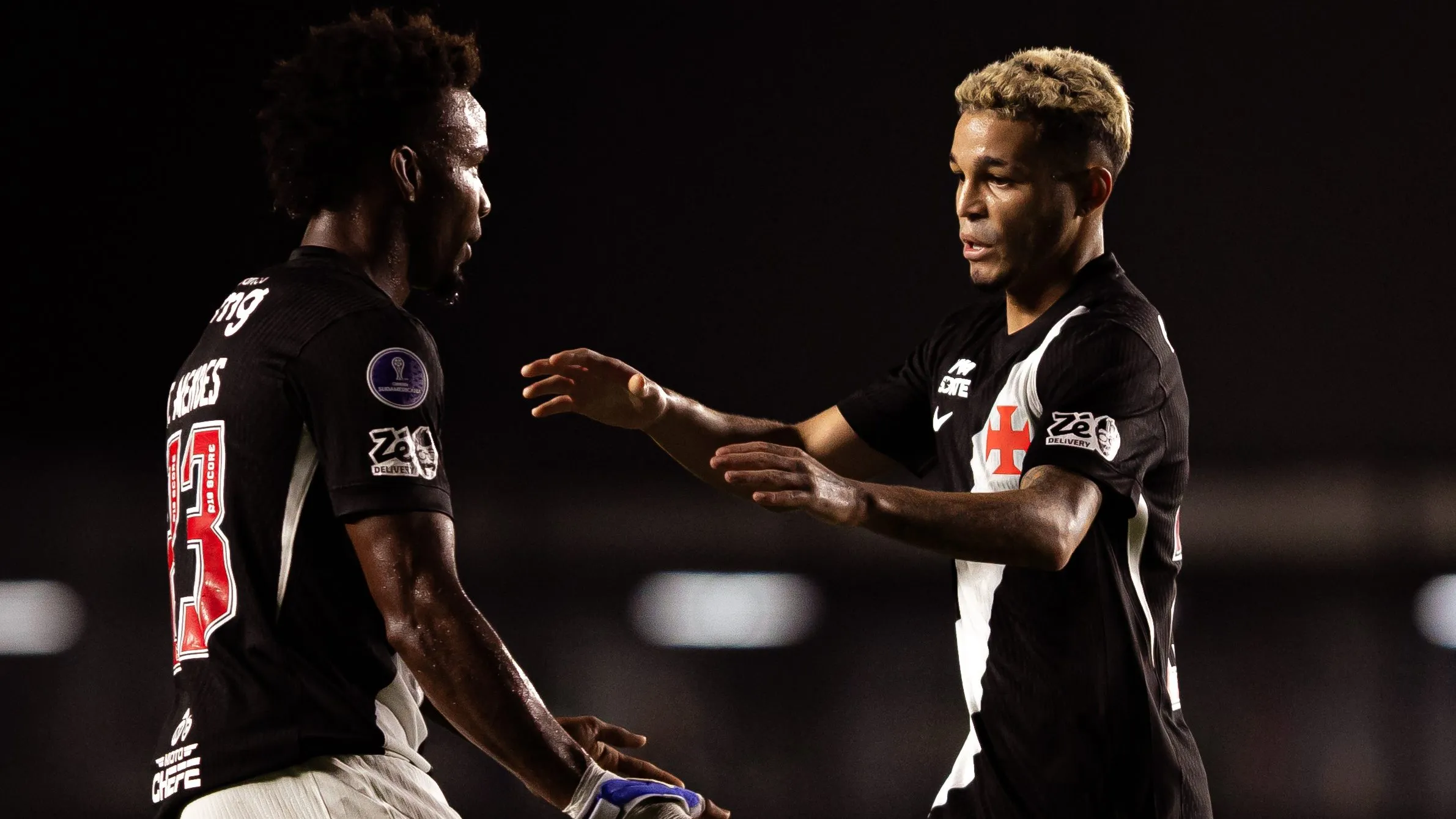Adson jogador do Vasco comemora seu gol durante partida contra o Barracas Central no estadio Sao Januario pelo campeonato Copa Sul-Americana 2026. Foto: Isabela Azine/AGIF