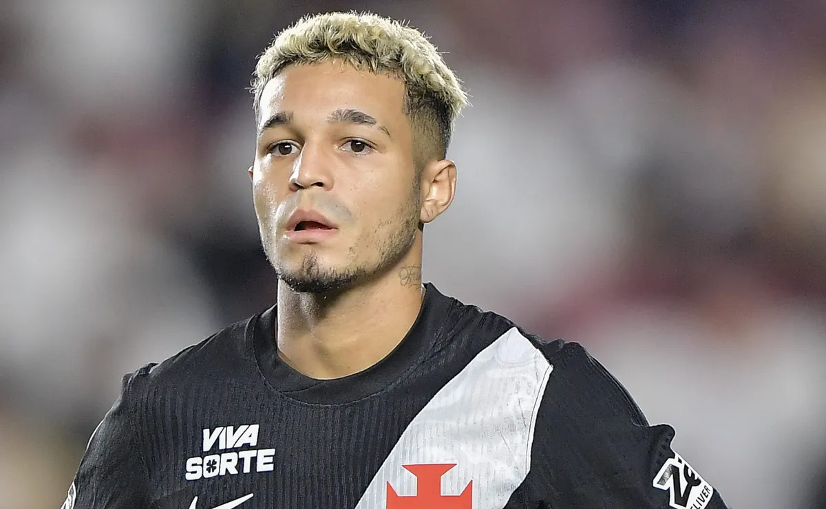 Adson vive grande fase no Vasco e já tem sua melhor temporada desde 2024