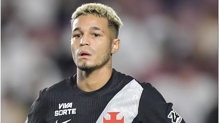 Adson jogador do Vasco durante partida contra o Barracas Central no estadio Sao Januario pelo campeonato Copa Sul-Americana 2026. Foto: Thiago Ribeiro/AGIF