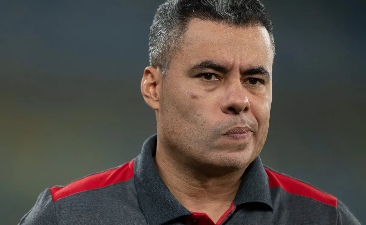 Jair Ventura, treinador do Vitória, projeta duelo contra o Santos no Brasileirão