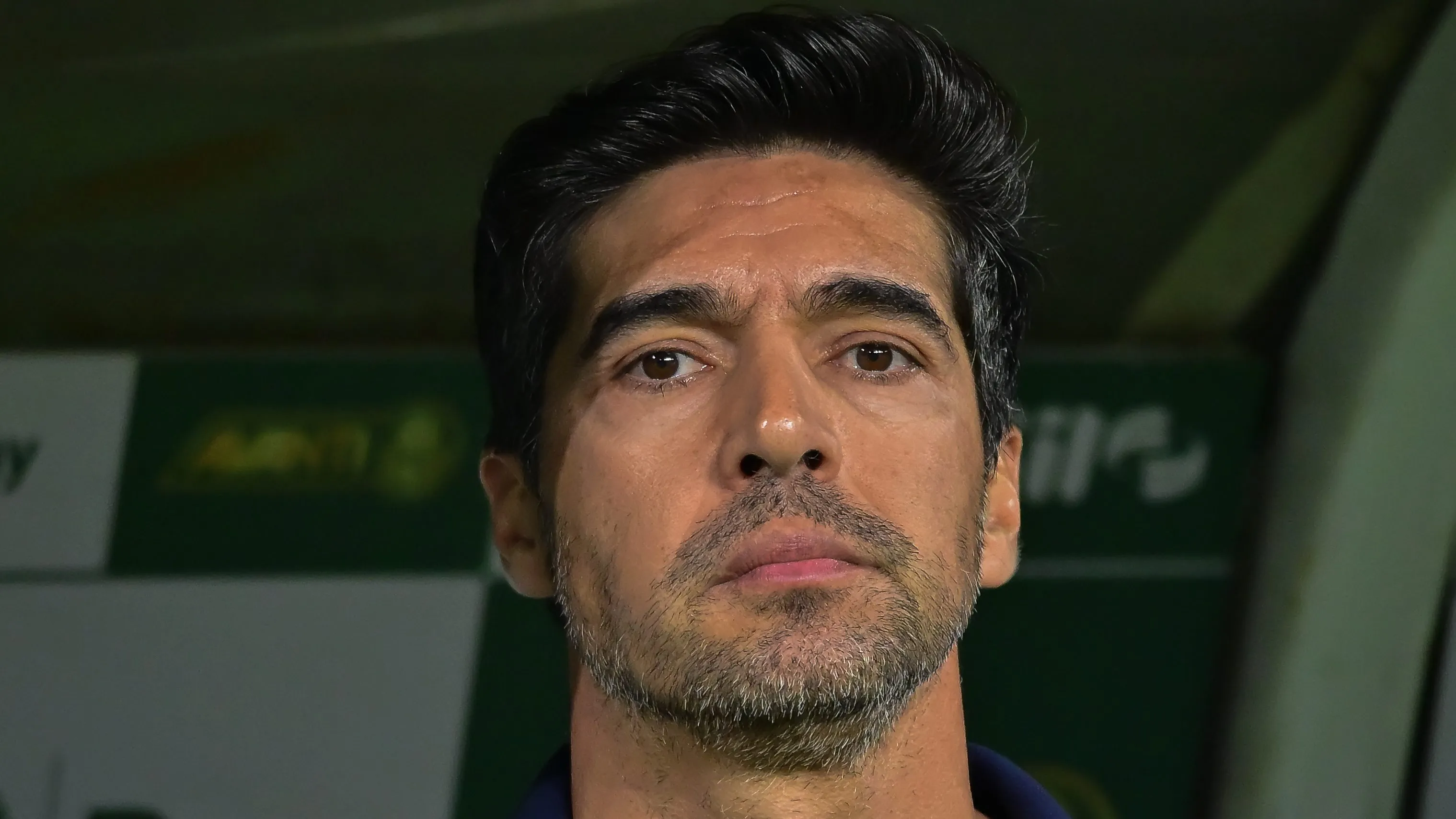 Foto: Jota Erre/AGIF – Abel Ferreira no banco de reservas durante jogo no Allianz Parque.