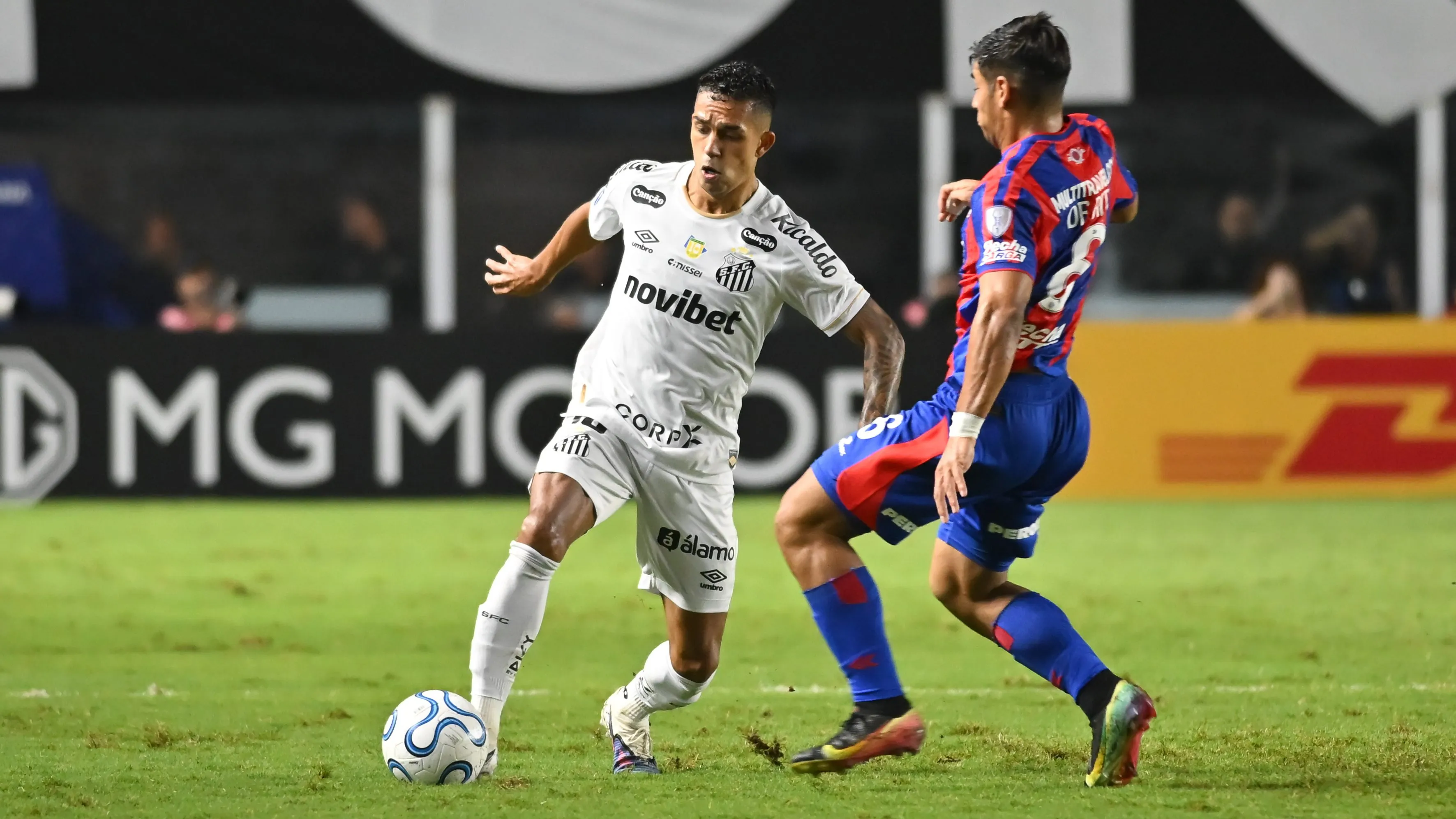 Igor Vinicius jogador do Santos durante partida contra o San Lorenzo no estadio Vila Belmiro pelo campeonato Copa Sul-Americana 2026. Foto: Jota Erre/AGIF