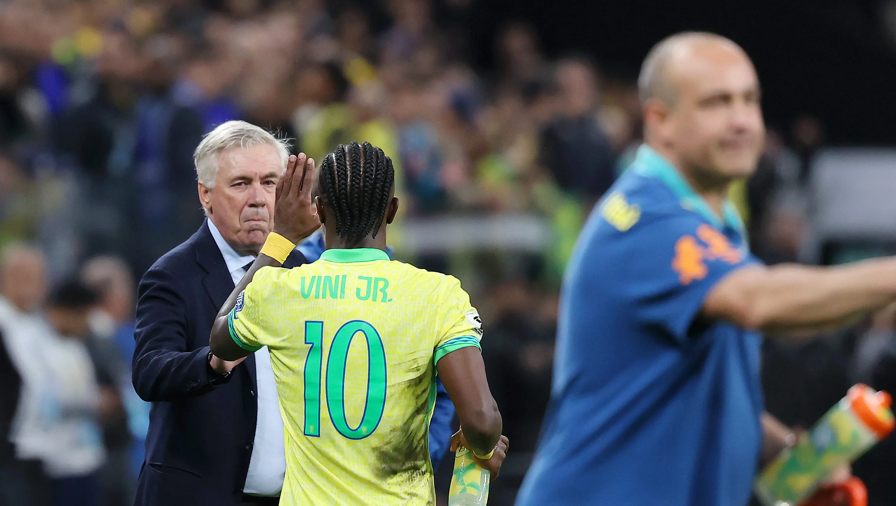 Foto:  Wagner Meier/Getty Images – Vinícius Júnior ao lado de Ancelotti após substituição.