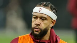 Depay durante aquecimento antes de partida contra o Atlético-MG.