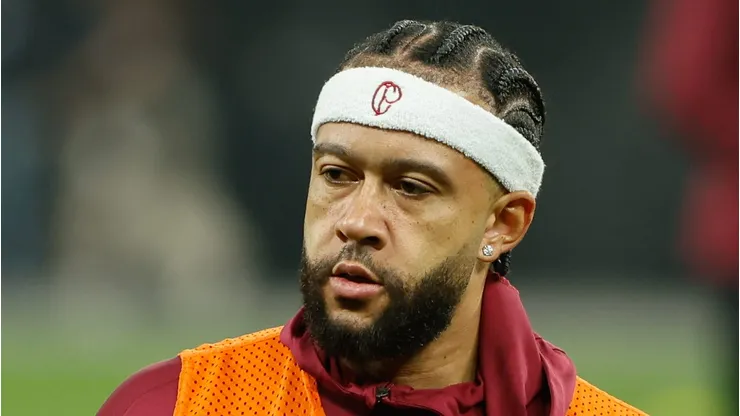 Depay durante aquecimento antes de partida contra o Atlético-MG.