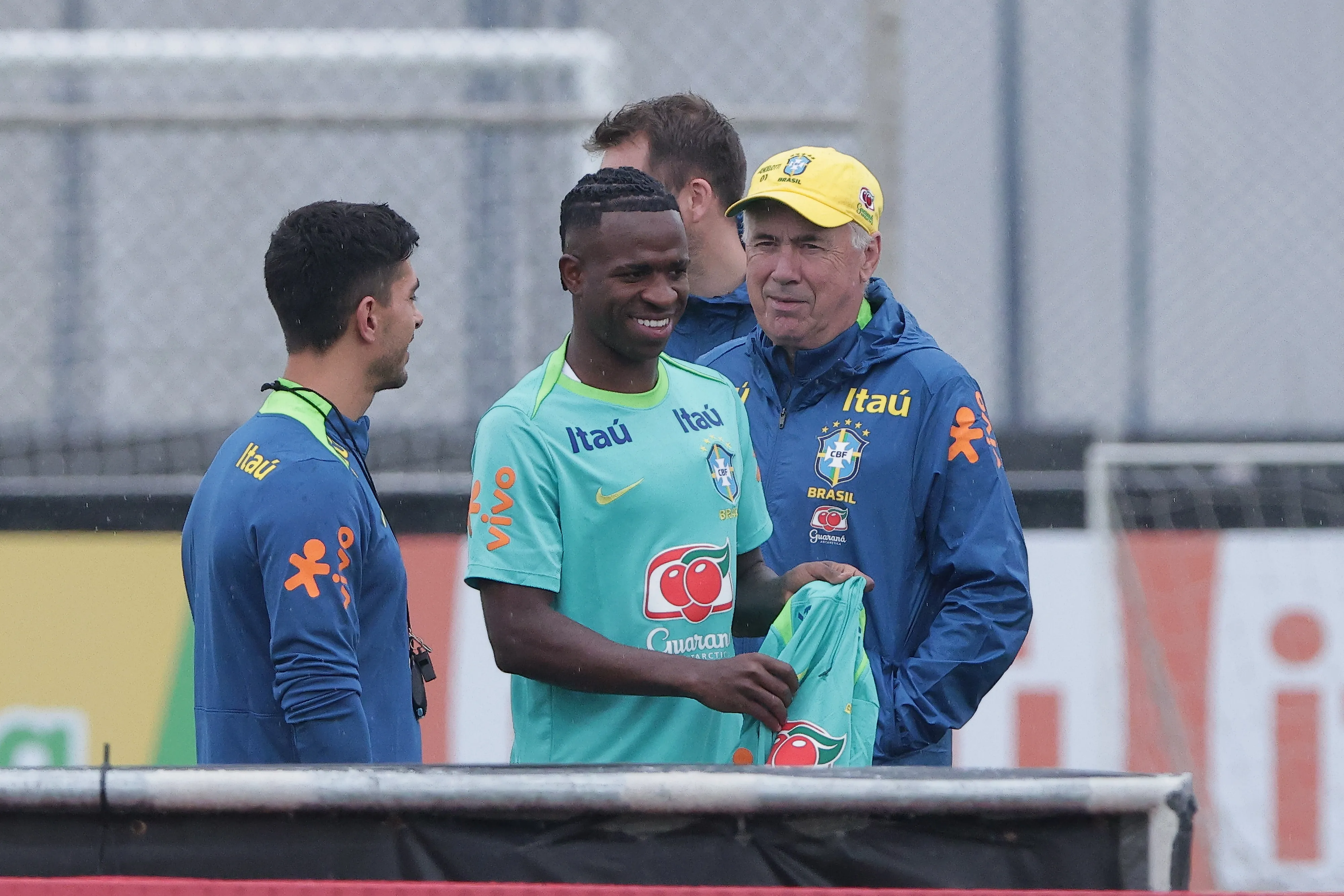 SP – SAO PAULO – 03/06/2025 – BRASIL, TREINO – Carlo Ancelotti jogador do Brasil e Vini Jr. jogador do Brasil durante treino no Centro de Treinamento CT Joaquim Grava. Foto: Ettore Chiereguini/AGIF