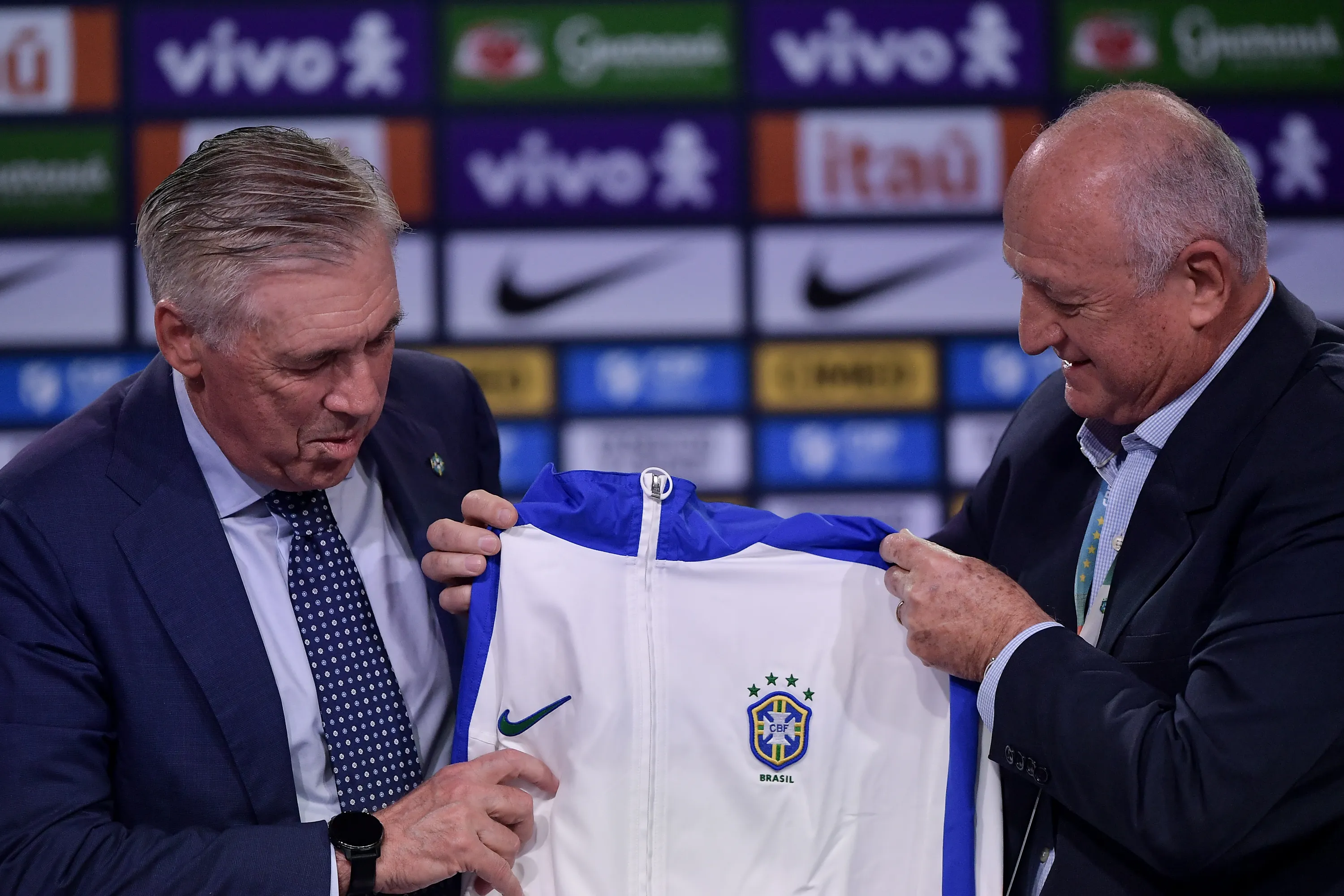 Carlo Ancelotti italiano tecnico da Selecao Brasileira e Felipao ex tecnico do Brasil na convocao dos jogadores para os jogos diante de Equador e Paraguai, nos proximos dias 5 e 10, pelas Eliminatorias Sul-Americanas para a Copa do Mundo de 2026, evento realizado no Hotel Hotel Gran Hyatt na Barra da Tijuca, Zona Oeste do Rio de Janeiro, nesta segunda (26). Foto: Thiago Ribeiro/AGIF
