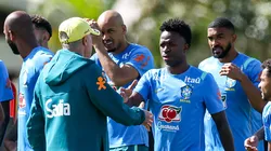 Vini Jr. cumprimenta Ancelotti em treino.