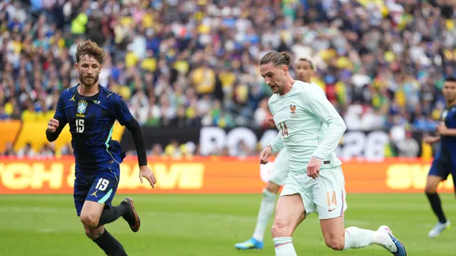 Foto: Michael Owens/Getty Images – Léo Pereira em ação pelo Brasil em amistoso contra a França.
