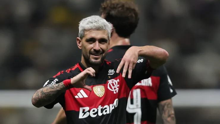 MG - BELO HORIZONTE - 26/04/2026 - BRASILEIRO A 2026, ATLETICO-MG X FLAMENGO - Arrascaeta jogador do Flamengo comemora seu gol durante partida contra o Atletico-MG no estadio Arena MRV pelo campeonato Brasileiro A 2026. Foto: Gilson Lobo/AGIF