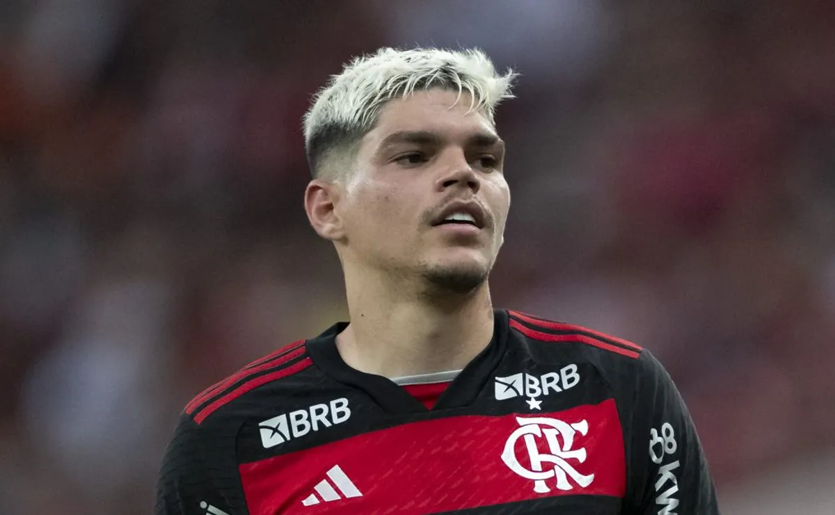 Flamengo decide segurar Ayrton Lucas diante de interesse do Santos