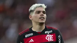 Ayrton Lucas, lateral-esquerdo do Flamengo - Foto: Jorge Rodrigues/AGIF