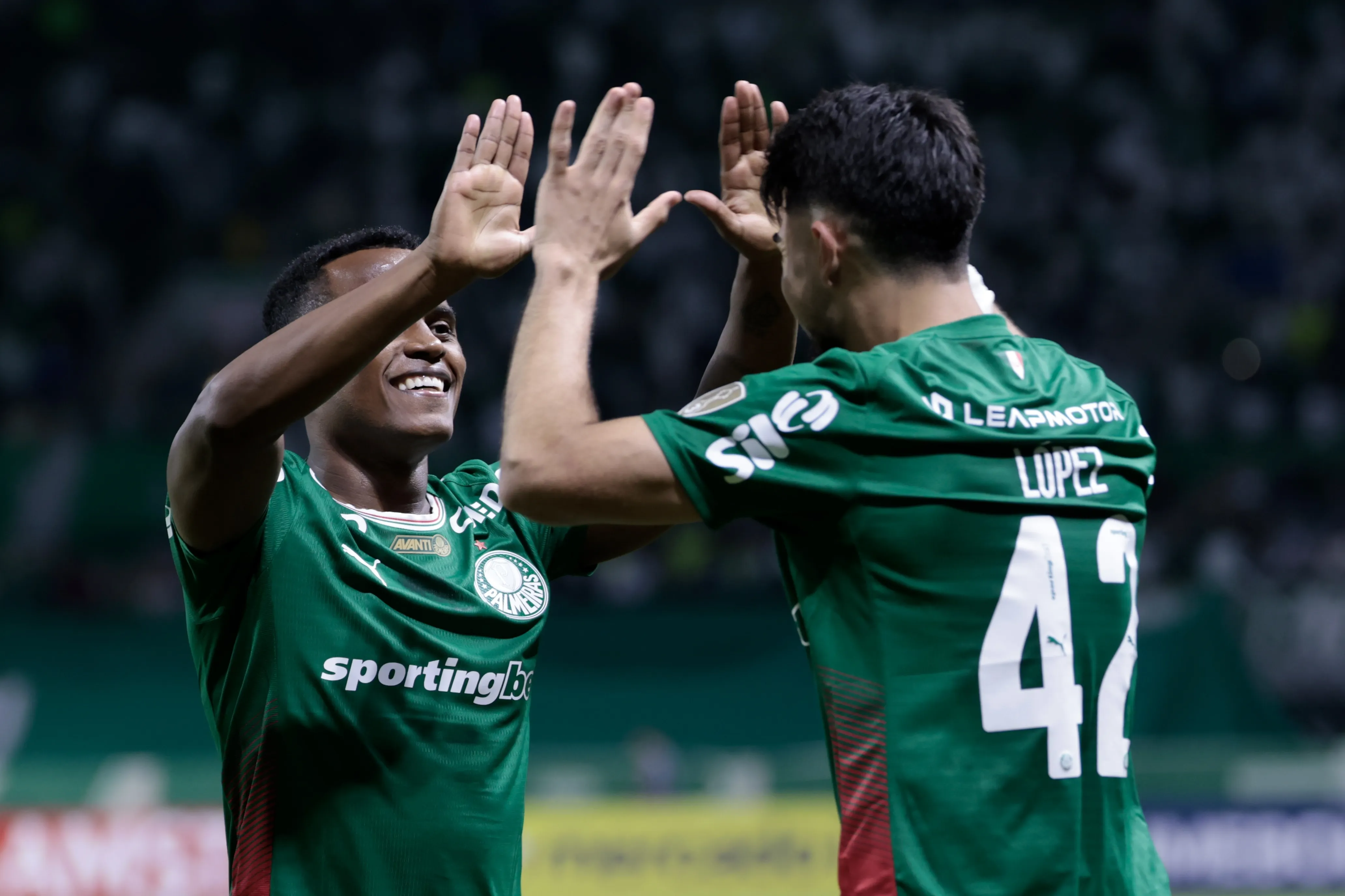 Jhon Arias, jogador do Palmeiras, comemora seu gol com Flaco Lopez jogador da sua equipe durante partida contra o Junior Barranquilla no estadio Nubank Arena pelo campeonato Copa Libertadores 2026. Foto: Marcello Zambrana/AGIF