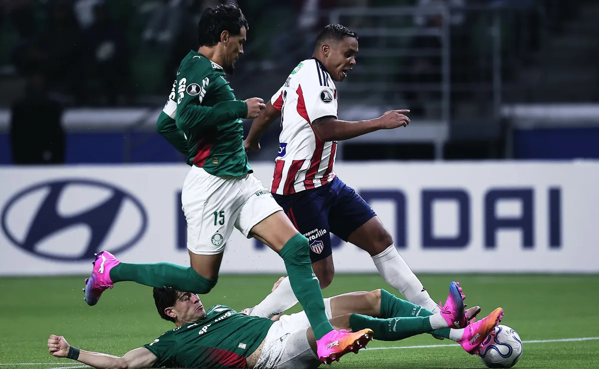 VAR cancela pênalti polêmico de Giay em Palmeiras x Junior
