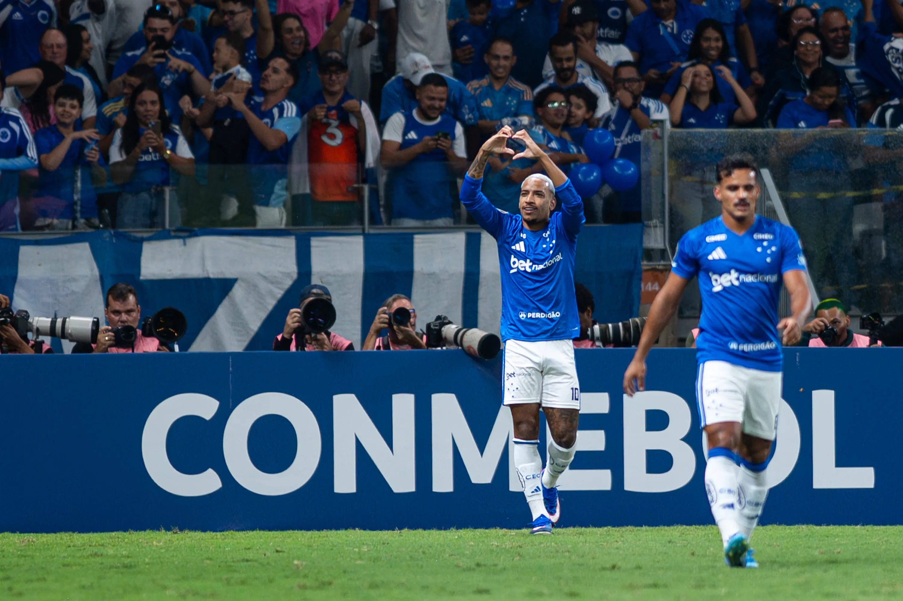Matheus Pereira, jogador do Cruzeiro, comemora seu gol durante partida contra o Barcelona de Guayaquil no estadio Mineirao pelo campeonato Copa Libertadores 2026. Foto: Alessandra Torres/AGIF