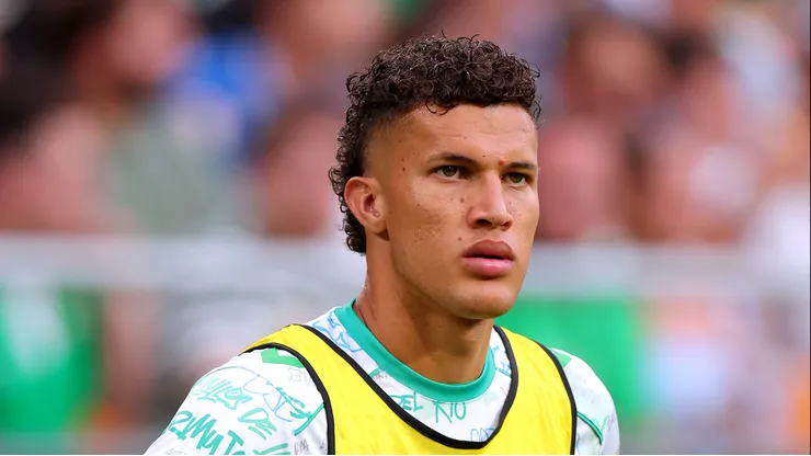 Nelson Deossa pode jogar no futebol brasileiro - Foto: Fran Santiago/Getty Images