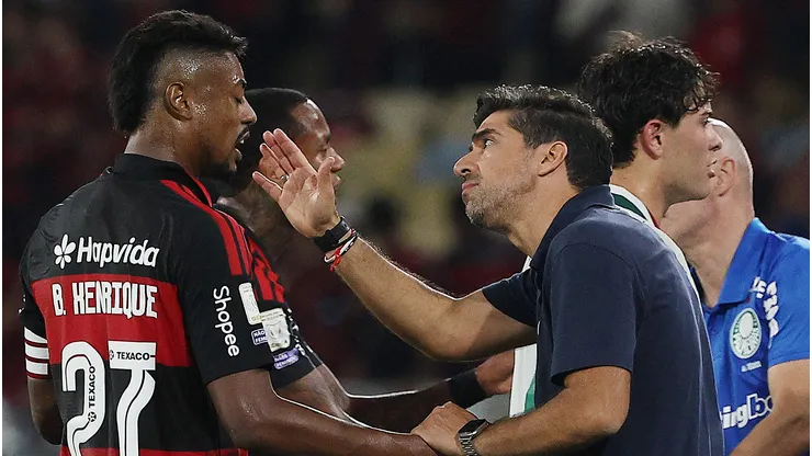Bruno Henrique conversando com Abel Ferreira. Foto: Wagner Meier/Getty Images