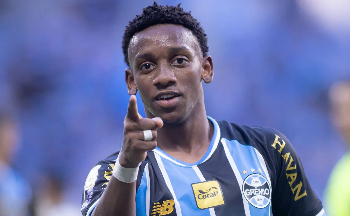 Shakhtar Donetsk prepara oferta por Gabriel Mec e Grêmio pede R$ 146 milhões