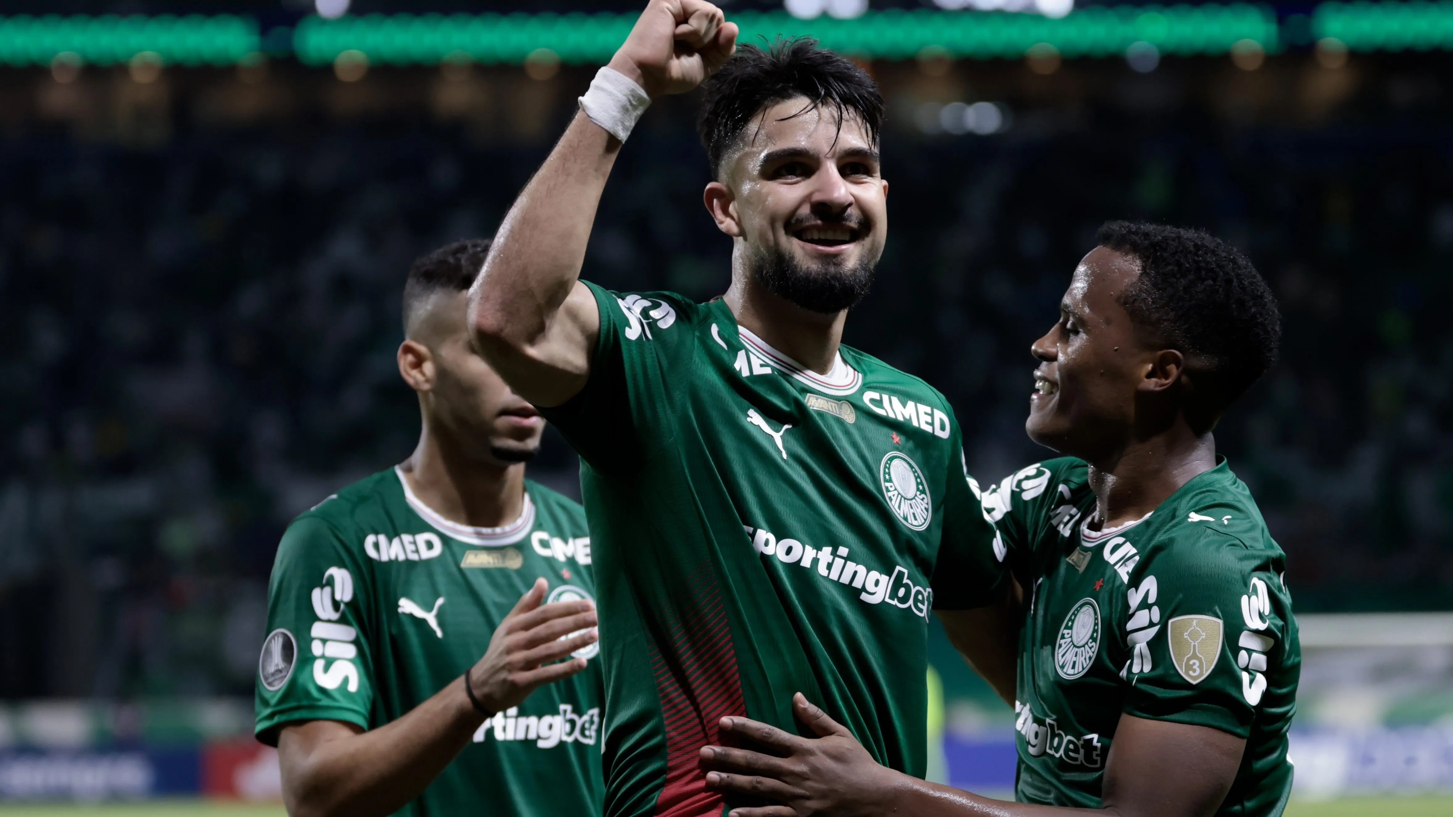 Jhon Arias jogador do Palmeiras comemora seu gol com Flaco Lopez durante partida contra o Junior Barranquilla pela campeonato Copa Libertadores 2026. Foto: Marcello Zambrana/AGIF
