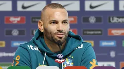 Weverton durante coletiva na Seleção