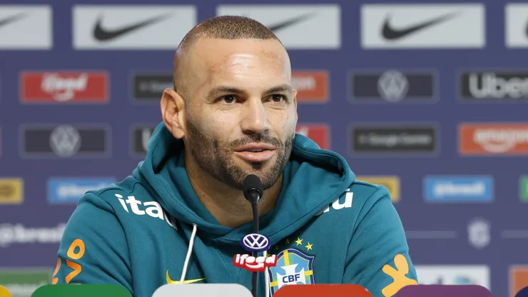 Weverton durante coletiva na Seleção