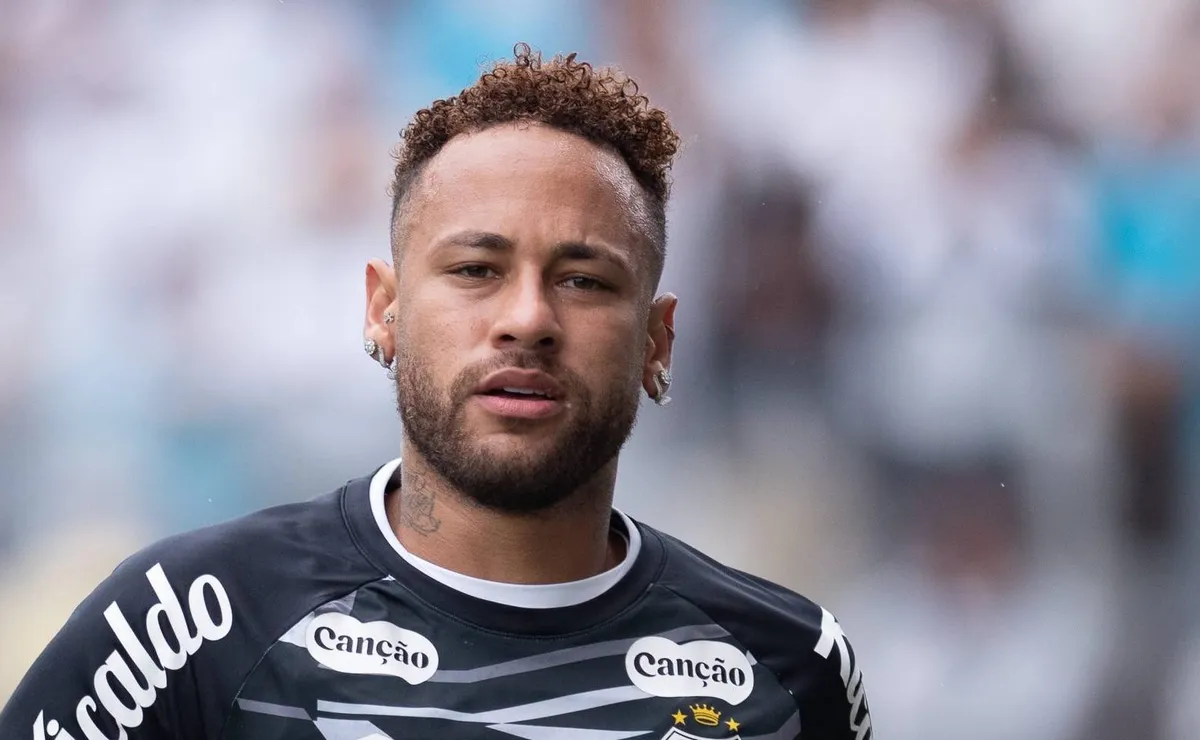 Neymar está muito abatido com a lesão e mancando, diz jornalista