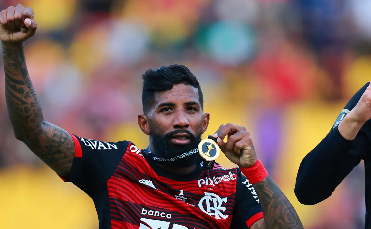 Rodinei, ex-Flamengo, tem volta ao Brasil cancelada pelo Olympiacos