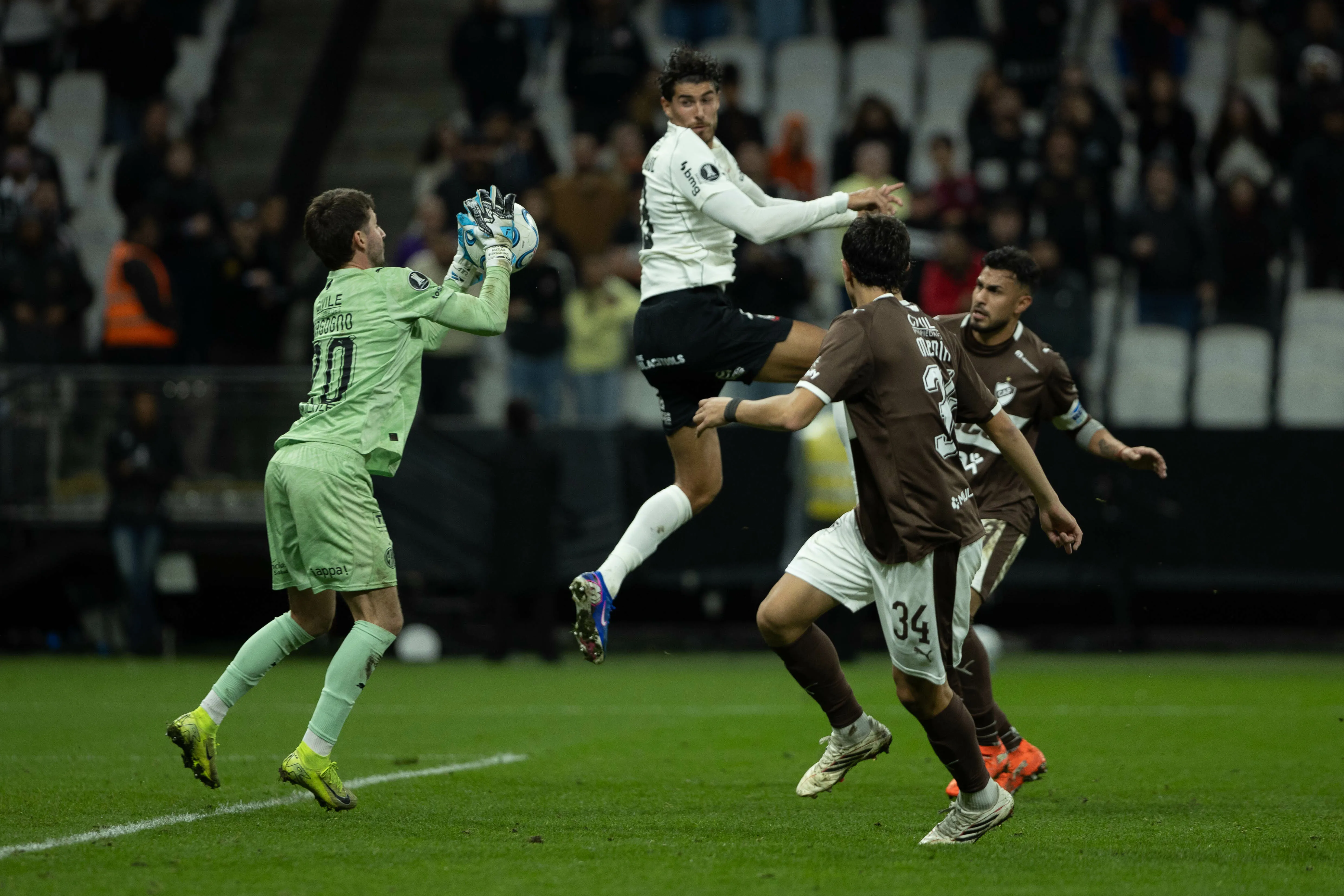 SP – SAO PAULO – 27/05/2026 – COPA LIBERTADORES 2026, CORINTHIANS X PLATENSE – Matias Borgogno goleiro do PLATENSE durante partida contra o Corinthians no estadio Arena Corinthians pelo campeonato Copa Libertadores 2026. Foto: Joisel Amaral/AGIF